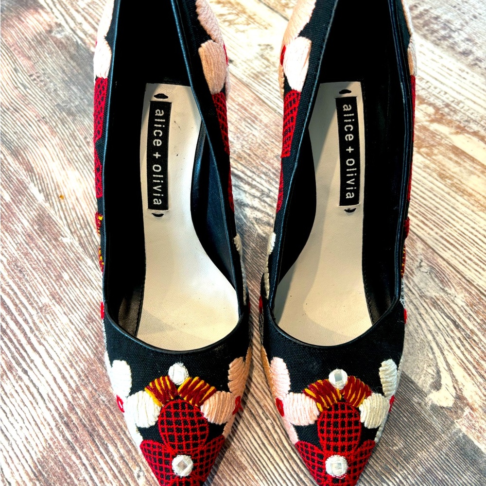 Alice + Olivia Dina Black Floral embroidered Heels - 38.5 size US 8.5